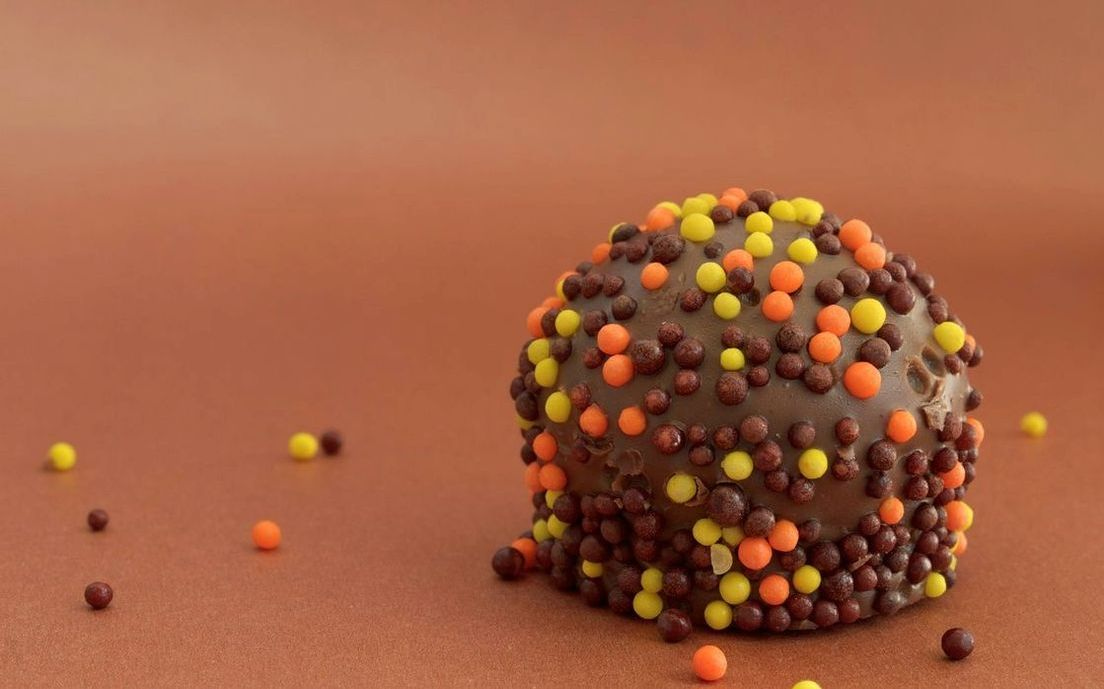Un bombón de chocolate templado en una caja presentable